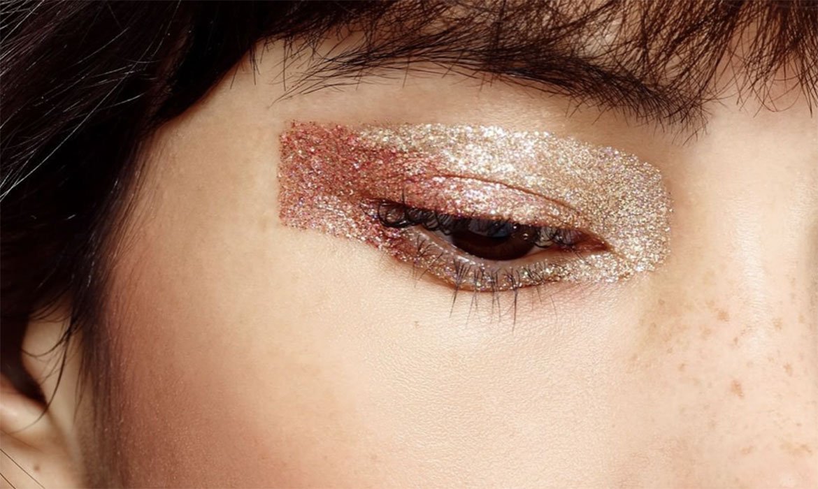 Esta versión del maquillaje glitter es magia en estado puro. Consíguela con las sombras de ojos de la paleta Eye Go Wild de L’Oréal Paris. Elige dos tonos que se complementen bien y… ¡a crear ese efecto brochazo!
